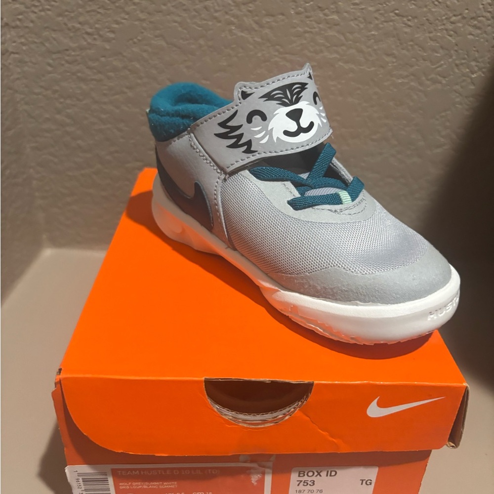 Nike Gray and Blue Team Hustle D ( new toddler size 9c)